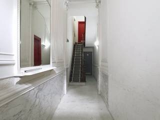 This approximately 330 m² house with 8 studios to be refreshed is located in a quiet street on the Saint Willibrord Church in Antwerp. All studios have pleasant light and have a kitchen and bathroom.Actual condition: 7 of the 8 studios are rented out. The total rental income is approximately 2,900 euros per month.Official situation: the city of Antwerp has the house as 2 offices and 4 student rooms. These 6 units can be used as studios subject to an urban planning permit.Numerous shops, restaurants and cafes are in the immediate vicinity. Easy accessibility is guaranteed by the proximity of Central Station and major access roads.Layout:Basement of approx. 50 m² with communal water meter and individual meters for gas and electricity.Ground floor: studio 1 of approx. 39 m² and studio 5 of approx. 53 m² with a courtyard of approx. 15 m².First floor: studio 6 of approx. 53 m² on the mezzanine and studio 2 of approx. 42 m².Second floor: studio 7 of approx. 26 m² on the mezzanine and studio 3 of approx. 42 m².Third floor: studio 8 of approx. 26 m² on the mezzanine and studio 4 of approx. 42 m².EPC: from 229 kWh/m² to 521 kWh/m².Electricity is compliant.Are you interested in an apartment or house for sale in Antwerp? Don't hesitate to contact us. If you would like to sell your own property, please contact us for a free estimate, by phone at 03/206.76.76 or by email to antwerpen@dewaele.com.