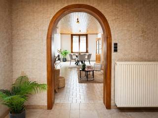 <p><span>Ruimte om thuis te komen, vlak bij het Pasbrugbos</span></p><p><span>Een lichtrijke leefruimte, drie slaapkamers en een gezellige tuin: deze verzorgde woning biedt verrassend veel ruimte op een rustige, groene ligging.</span></p><p><span>Vanuit de uitnodigende inkomhal stap je de open leefruimte binnen, waar salon en eetkamer mooi in elkaar overvloeien. De ruime leefkeuken sluit daarop aan en biedt volop plaats om te koken, te tafelen en samen te zijn.</span></p><p><span>Op het gelijkvloers vind je verder een hal met ingemaakte kast, een lichte badkamer en een aparte berging voor wasmachine en droogkast. De onderhoudsvriendelijke tuin is ook bereikbaar via de zijdoorgang, handig voor fietsen of tuinmateriaal. Een tuinhuis en droge kelder zorgen voor extra opbergruimte.</span></p><p><span>De eerste verdieping telt twee ruime slaapkamers. Op de afgewerkte zolder bevindt zich een volwaardige derde slaapkamer, met ingemaakte kasten onder het schuine dak.</span></p><p><span>Zonnepanelen met thuisbatterij, airconditioning en verwarmingsunits in de leefruimte en een slaapkamer dragen bij aan het wooncomfort. Ook de ligging heeft veel te bieden: het Pasbrugbos ligt op wandelafstand, terwijl de R6, de fietsostrade MechelenAntwerpen, winkels, scholen en openbaar vervoer vlot bereikbaar zijn.</span></p>