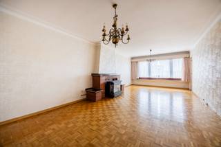 Bent u op zoek naar een te renoveren appartement met 2 slaapkamers in een kleinschalig gebouw? Dan stellen wij graag dit appartement op de tweede verdieping zonder lift aan u voor!<br /><br />Indeling<br />U komt binnen via de centrale inkomhal met vooraan de woonkamer van 30m². Via de woonkamer kan u de eerste slaapkamer (7m²) vooraan bereiken. Centraal is er de badkamer (3m²) met bad/douche combinatie en een dubbele lavabo verwerkt in een badkamermeubel. Er is een apart toilet aanwezig. Achteraan is er de grote slaapkamer van 15m² en de keuken (15,5m²). De keuken is voorzien van de nodige kasten, enkele spoelbak, gas kookplaat, dampkap, vaatwasser en aansluitingen voor een wasmachine en/of droogkast.<br /><br /><br />Maandelijkse lasten zijn €50 voor minuterie, algemeen onderhoud en water.<br /><br />Ligging<br />De ligging is een echte troef. Voor de deur is er een tramhalte, waarvan de tram u in slechts 20 minuten naar het historisch hart van Antwerpen brengt. Het eigendom ligt op een wandelafstand van de Bremweide, het Ertbruggebos, Park Groot Schijn en het Rivierenhof. Verder vindt u verschillende winkels, apotheek, horeca… binnen handbereik!<br /><br />Pluspunten<br />- Twee privatieve kelderbergingen <br />- Op te frissen naar eigen smaak<br />- EPC label B <br />- Uiterst centraal gelegen<br /><br />Voor meer informatie of een bezichtiging kan u One vastgoed steeds bereiken op volgend nummer 03 360 85 30.