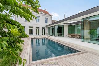 In het hart van Semmerzake, op een uiterst centrale en rustige ligging, bevindt zich deze prachtig gerenoveerde burgerwoning. Deze unieke...