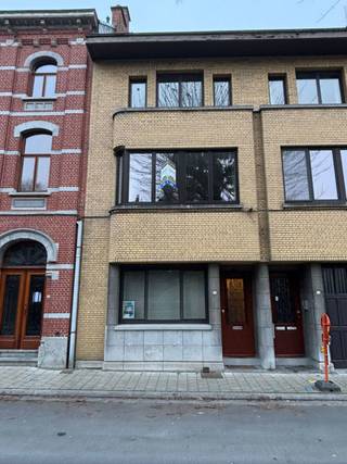 Nieuw TE HUUR via CAPSTON. Appartement in centrum Zele met 2 slaapkamers. Indeling: Inkomhal, 2 slaapkamers, badkamer, Woonkamer bestaande uit een eethoek en een zithoek, keuken, terras. Verder is er ook nog een zolder aanwezig te bereiken via een vaste trap. Troeven: Centrale ligging! Op wandelafstand van winkels, horeca, scholen, openbaar vervoer! Energiezuinig! EPC: 179kWh/(m²jaar) Label B. Oppervlakte van 90m². Interesse? Stuur een mailtje naar jens@capston.be voor meer info of een bezoek.