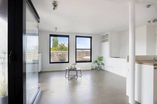 In een kleinschalig appartementsgebouw met slechts drie entiteiten bevindt zich op de tweede verdieping dit instapklare appartement, klaar om zijn nieuwe eigenaar te verwelkomen. <br /><br />De combinatie van veel natuurlijke lichtinval, een praktische indeling en een verrassend ruim terras maakt dit een bijzonder aangename woonplek voor starters, alleenstaanden of investeerders die op zoek zijn naar een zorgeloze aankoop.<br /><br />Via de inkomhal met privatief trapgedeelte kom je binnen in de lichtrijke leefruimte met open keuken. Een warme, open ruimte die meteen een gevoel van thuis geeft en die je eenvoudig naar eigen smaak kan inrichten. Verder is er een slaapkamer en een badkamer met douche en toilet. <br /><br />Aan de achterzijde ligt het ruime terras van maar liefst 24 m². Een echte troef waar je in alle rust kan genieten en met gemak een gezellige zitplaats met lounge en eettafel kan creëren.<br /><br />Ook de ligging scoort sterk. Winkels, scholen, de bakker, horeca, bushaltes en het station bevinden zich op wandelafstand. <br /><br />Achteraan het gebouw beschik je bovendien over een autostaanplaats met exclusief gebruiksrecht.<br /><br />Kortom: een ideale starterswoning, een compacte maar volwaardige thuis met veel licht en een ruime buitenruimte, of een interessante investering op een centrale en vlot bereikbare locatie.<br /><br />Extra troeven: <br />– Volledig gerenoveerd in 2010 <br />– Veel natuurlijke lichtinval <br />– Ruim terras van 24 m² <br />– Geen gemeenschappelijke kosten<br />– Autostaanplaats met exclusief gebruiksrecht <br />– Elektrische keuring conform <br />– Centrale ligging nabij alle dagelijkse voorzieningen <br />– Interessant als starterswoning of investering<br /><br />Benieuwd of dit lichtrijke appartement jouw volgende thuis of investering wordt? Contacteer ons vandaag nog voor een bezoek en ontdek het zelf!<br /><br />Alle relevante attesten en documenten kan u downloaden onderaan de omschrijving van het pand op onze website: www.jamar.immo. Verdere informatie is beschikbaar op aanvraag.