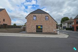 Kwalitatieve nieuwbouwwoningen met een bewoonbare oppervlakte van 156m² tot 170m² gelegen op percelen van 289m² tot 302m². Deze volledig afgewerkte halfopen woningen beschikken telkens over vier slaapkamers én een inpandige garage.<br />Het respectievelijke lot 1 is gelegen op een perceel van 289m² en heeft een bewoonbare oppervlakte van ca. 156m² volgens opmetingen. Indeling: <span>Inkomhal met apart gastentoilet, leefruimte met open geïnstalleerde keuken, annex berging / wasplaats en inpandige garage met extra bergruimte onder de trap. Eerste verdieping: </span>Nachthal, vier slaapkamers, apart toilet, geïnstalleerde badkamer met ligbad, inloopdouche en dubbel wastafelmeubel, alsook de 2de berging. De zolder is toegankelijk via een trapluik in de nachthal en biedt extra stockagemogelijkheden. Het exterieur dient verder afgewerkt te worden door de koper, doch werd deze reeds voorzien van een gazon en terras. E-peil: E30 volgens EPB voorstudie | CV op aardgas (vloerverwarming) | PVC schrijnwerk superisolerend glas | Zonnepanelen 5 x 430 Wp | Ventilatiesysteem type C+ | Regenwaterput 7.500L aanwezig | Nog diverse keuzes mogelijk qua afwerking / technieken. Laurence (BIV 514.501) organiseert voor deze woningen de bezoeken ter plaatse, mits het maken van een afspraak.