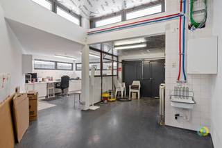 <p><span>Peutie: multifunctionele ruimte momenteel ingericht als atelier, archief en receptiezaal. De ruimtes zijn zeer flexibel en kunnen, indien gewenst, met elkaar verbonden worden. Dit maakt ze ideaal voor verschillende toepassingen, zoals opslagplaats, magazijn, kantoorruimtes of afzonderlijke kabinetten. Ook als werkplaats of creatieve studio kan de indeling eenvoudig worden aangepast. De indeling en mogelijkheden zijn duidelijk zichtbaar op het plan dat in de foto's wordt weergegeven. Standaard is de ruimte meteen bruikbaar als opslagplaats, maar met enkele aanpassingen kan ze volledig afgestemd worden op specifieke noden of bedrijfsactiviteiten. Dankzij de praktische indeling en de grote flexibiliteit biedt deze locatie veel potentieel voor uiteenlopende projecten. Geïnteresseerd in meer informatie of een bezoek ter plaatse? Neem gerust contact op om de ruimte te ontdekken en de mogelijkheden samen te bespreken.</span></p>