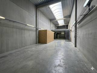 Bent u op zoek naar een moderne en polyvalente bedrijfsruimte in de regio Bredene? Deze instapklare loods combineert een gelijkvloerse oppervlakte...