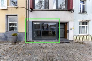 Immo Pické biedt U deze commerciële handelsgelijkvloers met duplex appartement op een TOPLIGGING in het centrum van Halle aan. <br />Deze handelswoning is gelegen in de directe nabijheid van verschillende faciliteiten (winkels, openbaar vervoer, scholen en belangrijke verbindingswegen). <br />De gelijkvloerse verdieping bestaat uit een lichtrijke commerciële ruimte dat enerzijds toegang geeft tot een keuken (nog te installeren) en een sanitaire ruimte.<br />Daarnaast beschikt deze handelswoning over een duplex-appartement, die betreed kan worden via een aparte ingang. <br />Op de eerste verdieping bevindt zich een nachthal, 2 slaapkamers (18m² en 8m²), een toilet en een badkamer. <br />De tweede verdieping bestaat uit een ruime leefruimte (40m²) met een open keuken.<br />Wens je meer informatie, aarzel dan niet om ons kantoor te contacteren.