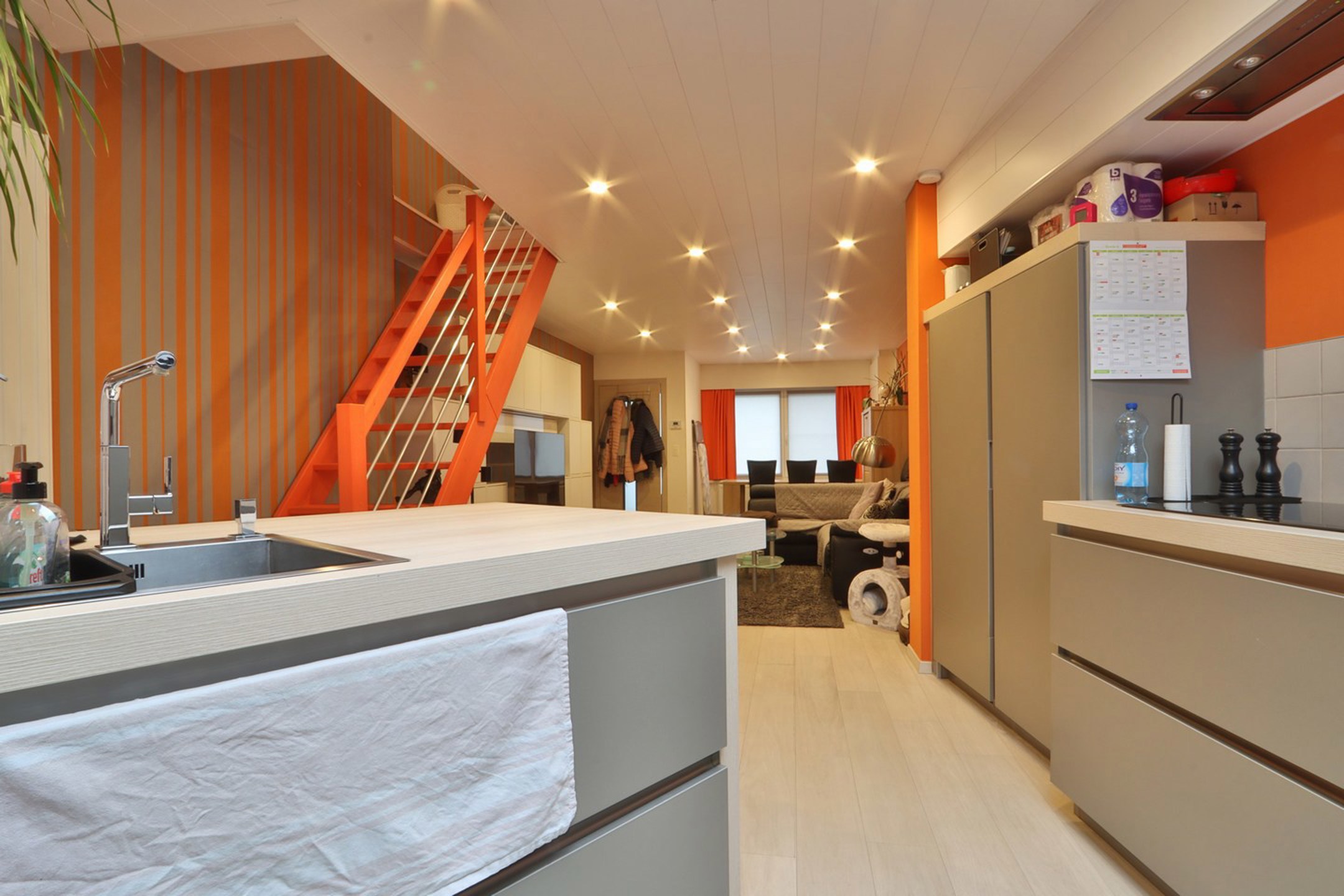 Gezellige woning met 2 slaapkamers, koer en autostplts op centrale ligging in Melsele! - foto 5