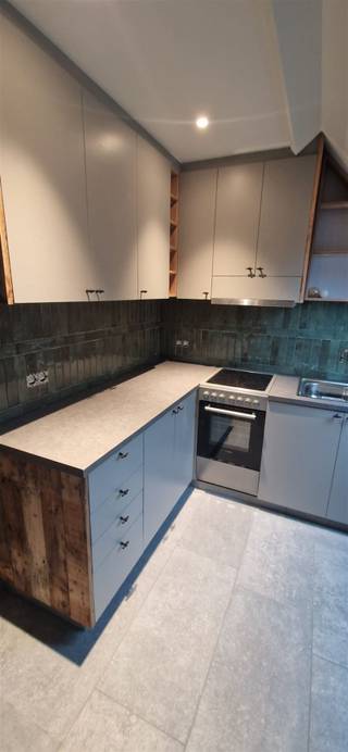 TE HUUR: GEZELLIG APPARTEMENT MET STAANPLAATSDit instapklare appartement biedt een praktische indeling en een frisse, gerenoveerde...