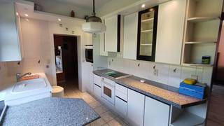 Degelijke woning met 3 slaapkamers, garage, ruime living en multifunctionele ruimte met aparte ingang.<br /><br />Mooi uitzicht aan de straatkant.<br /><br />Deze woning is gelegen in Schoonderbuken wat een deelgemeente is van Scherpenheuvel-Zichem.<br /><br />Oprit van de E413 op 10 minuten en op 5 minuten van het dorpscentrum.<br /><br />De woning kan wat opfriswerk gebruiken en er is geen zolderisolatie.<br /><br />Al de ramen en deuren zijn reeds in PVC met dubbel glas en hebben rolluiken.<br /><br />De keuken is een Kovera keuken en is in zeer goede staat van onderhoud.