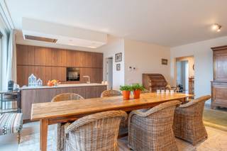 <strong>Luxueus, duplex, nieuwbouwappartement met 3 slaapkamers, 2 badkamers, kelderberging, ruim terras en dubbele garage te Merksplas.</strong><br /><span>Centraal en rustig gelegen nabij het centrum van Merksplas.</span><br /><span>EPC: 14 kWh/m² | Beschikbaar: 01/03/2026 | Gemeenschappelijke kosten inbegrepen</span><br /><br /><strong>Interesse? <br /></strong><span>Vraag een bezoek aan via: https://dilegno.mijnhuurprofiel.be/property/fda0d889-b71c-4e06-b667-280cbf812805<br /></span><br /><strong>Omschrijving</strong><br /><span>Dit appartement bevindt zich op de eerste en tweede verdieping, links van het gebouw.</span><br /><span>We betreden het appartement via de inkomhal, deze werd voorzien van een ingebouwde vestiairekast.</span><br /><span>Hier vinden we aan de linkerzijde meteen de eerste slaapkamer met daarnaast de eerste badkamer, voorzien van wastafel, toilet en douche (met wandverwarming!).</span><br /><span>Aan de rechterzijde betreden we de ruime woonkamer met toegang tot het zuidgerichte terras en de open keuken. De keuken is uitgerust met koelkast, oven, vaatwasser, inductie-kookplaat, dubbele wastafel en zeer veel bergruimte. Aanpalend werd de berging voorzien, met voorzieningen voor wasmachine en droogkast.</span><br /><br /><span>Via de trap in de inkomhal komen we op de verdieping, met hier nog een extra toilet, 2 slaapkamers, een ruime badkamer met ligbad en inloopdouche (met wandverwarming) en wastafel.</span><br /><br /><span>Achteraan het gebouw is er een dubbele garage, inbegrepen in de huurprijs.</span><br /><span>In de kelder is er ook nog een ruime berging voorzien.</span><br /><br /><strong>Extra</strong><span>:</span><br /><span>- Wandverwarming in de badkamer</span><br /><span>- Vestiairekasten ingebouwd</span><br /><span>- 12 zonnepanelen voorzien (3.600W)</span><br /><span>- Ventilatie type C+</span>