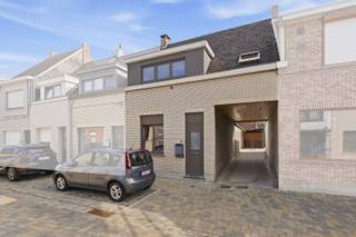 <strong>Omgeving</strong><br />Deze woning bevindt zich in een rustige en vlot bereikbare straat in Wetteren. De ligging biedt een aangename combinatie van rustig wonen en een goede bereikbaarheid van de dagelijkse voorzieningen. Winkels, scholen, horeca en openbaar vervoer bevinden zich op korte afstand.<br />Dankzij de nabijheid van belangrijke verbindingswegen zijn ook omliggende gemeenten en steden vlot bereikbaar. De ligging is dan ook geschikt voor wie op zoek is naar een rustige woonomgeving met alle nodige voorzieningen binnen handbereik.<br /><br /><strong>Karaktervolle gezinswoning met garage en diepe tuin</strong><br />Deze karaktervolle gesloten bebouwing combineert een authentieke uitstraling met een ruime buitenomgeving en verschillende praktische troeven. De woning bevindt zich op een ruim perceel van maar liefst 502 m².<br />Bij het binnenkomen kom je terecht in de inkomhal die toegang biedt tot de leefruimte en eetplaats. Deze vormt het centrale gedeelte van de woning en staat in verbinding met de keuken. Op het gelijkvloers bevindt zich eveneens de badkamer en een praktische garage, wat zorgt voor extra comfort en bergruimte.<br />Op de eerste verdieping bevinden zich verschillende ruimtes die naar eigen behoefte kunnen worden ingericht. Samen met de afgewerkte en bewoonbare dakverdieping beschikt de woning over vier bewoonbare ruimtes. Deze kunnen bijvoorbeeld gebruikt worden als slaapkamers, bureau, hobbyruimte of extra leefruimte.<br />Een van de grootste troeven van deze woning is ongetwijfeld het ruime en diepe perceel. Achteraan bevindt zich een grote tuin die heel wat mogelijkheden biedt. Dankzij de oppervlakte van 502 m² is er voldoende ruimte voor een terras, speelruimte, tuin of andere buitenactiviteiten. Hier kan je in alle rust genieten van de buitenomgeving.<br />Deze woning is een interessante opportuniteit voor wie op zoek is naar een karaktervolle gezinswoning met garage, verschillende mogelijkheden op de verdiepingen en vooral een ruim perceel met een diepe tuin.<br /><br /><strong>Absolute pluspunten</strong>
<ul>
<li>Ruim perceel van 50é m²</li>
<li>Diepe en ruime tuin</li>
<li>Eigen garage</li>
<li>Rustige en vlot bereikbare ligging in Wetteren</li>
</ul>
Voor meer informatie of een bezoekmoment: contacteer info@oko.immo of 0484 14 96 86.