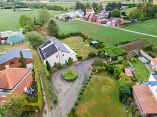 Ontdek deze ruime woning van maar liefst 302 m², gelegen op een perceel van ca. 7.668 m² aan de Oostmalsesteenweg 321 in Rijkevorsel. Dankzij de landelijke ligging tussen Rijkevorsel en Malle geniet u hier van ruimte en tal van mogelijkheden.<br /><br />De woning vormt een interessant renovatieproject en biedt veel potentieel om volledig naar eigen smaak te worden ingericht. Momenteel beschikt de woning over vier slaapkamers, een badkamer, een ruime leefruimte en een aansluitende keuken.<br /><br />Een belangrijke troef zijn de twee ruime opslagloodsen van ca. 500 m² en ca. 200 m². Na enige opfrissing bieden deze heel wat mogelijkheden op het vlak van opslag en stockage.<br /><br />Indeling: <br />Gelijkvloers: <br />- Inkomhal<br />- Woonkamer<br />- Eetkamer<br />- Keuken<br />- Nachthal<br />- Slaapkamer 1<br />- Slaapkamer 2<br />- Badkamer<br /><br />Verdieping: <br />- Nachthal<br />- Slaapkamer 3<br />- Slaapkamer 4<br />- Zolderkamer 1<br />- Zolderkamer 2<br />- Zolderkamer 3<br /><br />Buiten: <br />- Opslagloods 1: ca. 500 m²<br />- Opslagloods 2: ca. 200 m²<br /><br />Troeven: <br />- Ruim perceel<br />- Renovatieproject met veel potentieel<br />- Opslagloodsen<br />- Centrale ligging<br /><br />Mis deze kans niet en plan een bezoek in!<br /><br />0497 27 14 64<br />camilla@albert.immo<br />www.albert.immo<br /><br />Bij Albert kom je thuis!<br /><br />Voor alle foto's en interactieve plannen verwijzen wij naar onze website: www.albert.immo