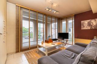 Ruim 2 slaapkamer appartement van 103 m² met leuk overdekt terras (Bj: 1998). Gesitueerd pal in het centrum van 's-Gravenwezel met winkels, openbaar vervoer en scholen op wandelafstand! <br /><br />Indeling appartement:<br />Via de verzorgde gemeenschappelijke inkomhal betreden we het appartement op de 1e verdieping via EU-conforme lift of ruime trappenhal. <br />Privatieve inkomhal met vestiairegedeelte en apart toilet met handenwasser. Vanuit de hal is er toegang tot alle vertrekken. Vooraan bevindt zich de ruime woonkamer met grote glaspartijen en plaats voor een zithoek en een eethoek en tevens een volledig geïnstalleerde keuken met voldoende opbergmogelijkheden. Aan de zithoek, krijgen we toegang tot het overdekte terras. <br /><br />Achteraan bevinden zich 2 ruime slaapkamers (16,50m² &amp; 12,70m²) en een geïnstalleerde badkamer voorzien van enkele lavabo en douche-in bad. Aansluitend treffen we de aanpalende berging/wasplaats. <br /><br />Bijzonderheden: <br />- Aluminium raamwerk met dubbele beglazing <br />- Verwarming dmv accumulatoren met gunstig EPC: 317kWh/m²<br />- Toplocatie pal in het centrum van 's-Gravenwezel <br />- Autostaanplaats bij te kopen voor € 23.000,-<br /><br />Ideaal appartement voor starters, alleenstaanden, koppels en tevens investeerders!<br />Momenteel bieden we nog 2 andere appartementen aan in hetzelfde gebouw. <br />Deze kunnen samen gekocht worden.