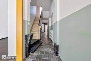 Deze woning met een charmante uitstraling bevindt zich in het centrum van Nieuwkerken. De woning biedt u op het gelijkvloers een inkomhal, een leefruimte, een open en ingerichte keuken met prachtige art-deco koepel, een ruime bergruimte/wasplaats, een apart toilet en een veranda. Op de eerste verdieping is er een grote slaapkamer en een badkamer met douche, bad, dubbele lavabo en toilet. Op de 2de verdieping zijn er nog 2 slaapkamers. Kleine kelder. Verzorgde en aangename tuin. Centrale verwarming op aardgas en ramen voorzien van dubbele beglazing. Elektriciteit is conform. Pakeerplaatsen beschikbaar in de directe omgeving. Op wandelafstand van winkels, openbaar vervoer en basisschool. Goede verbinding naar E34. Ontdek samen met ons deze sfeervolle woning en boek vandaag nog uw afspraak.