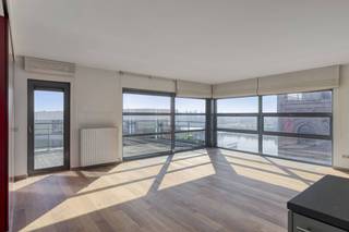 Te koop : Instapklaar dakappartement met 2 slaapkamers in Boom.Indeling: Gelijkvloers: - Inkom met lift en trappenhal - Privatief groen domein...