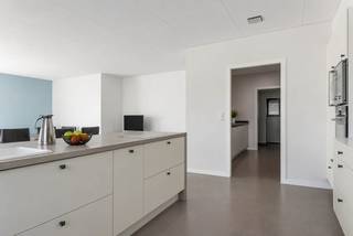 Op een goede locatie te Sint-Katelijne-Waver bevindt zich dit appartement met 4 ruime slaapkamers en terras. U bevindt zich hier vlakbij belangrijke invalswegen, winkels, scholen en het openbaar vervoer.<br /><br />We betreden het appartement met apart gastentoilet. In de leefruimte geniet u van zeer veel lichtinval door de vele raampartijen. Deze kunt u inrichten met een gezellige zithoek en een aparte eetplaats. Hier is de keuken mooi geïntegreerd in het geheel en voorzien van alle toestellen. Verder beschikt u nog over een aparte bureauruimte. De nachthal geeft ons toegang tot 4 ruime slaapkamers, badkamer uitgerust met lavabo, ligbad, toilet en inloopdouche. Op het terras kunt u steeds in alle rust en privacy genieten van het mooie weer. <br /><br />Het appartement is beschikbaar vanaf 1/09/2026<br /><br />U dient een bezoekaanvraag in te dienen via het zoekertje op onze website via de knop "vraag bezoek aan".<br /><br />Dit is een uitstekende opportuniteit als u op zoek bent naar een ruim appartement met 4 slaapkamers en terras in Sint-Katelijne-Waver. Contacteer ons voor meer informatie of via info@boonstravastgoed.be.<br /><br />Bijzonderheden :<br />- Bureau<br />- 4 slaapkamers<br />- Uitstekende ligging