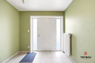 In de Steenstraat 24 bevindt zich deze verrassend ruime halfopen bebouwing met maar liefst vijf slaapkamers, een grote garage en een bijzonder diepe tuin met een prachtig zicht op de molen!<br /><br />Bij het betreden van de woning komt u binnen in de ruime inkomhal met gastentoilet. Het gelijkvloers biedt een aangename en lichtrijke leefruimte, twee afzonderlijke keukens en een praktische berging. Daarnaast beschikt de woning over een slaapkamer met eigen wastafel en douche. De zeer ruime garage zorgt voor extra opslagplaats, ruimte voor je wagen en fietsen. <br /><br />Achteraan beschikt de woning over een bijzonder grote tuin die garant staat voor rust, privacy en een uniek uitzicht op de karaktervolle molen. <br /><br />Op de eerste verdieping bevinden zich vier volwaardige slaapkamers en een ruime badkamer uitgerust met een ligbad, douche en toilet. Er is nog een grote zolderruimte, die tal van mogelijkheden biedt als extra opslagruimte.<br /><br />Deze woning combineert ruimte, functionaliteit en een aangename ligging, en biedt heel wat potentieel voor wie op zoek is naar een ruime gezinswoning in Werken.<br /><br />📞 Interesse? Contacteer Thijs, Friedel of Nina:<br />📲 051 57 54 61<br />📧 thijs@grouptrybou.be | friedel@grouptrybou.be | nina@grouptrybou.be