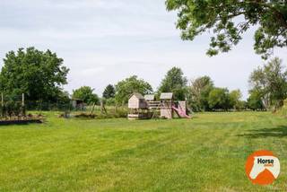 <span>BEZOEKDAG VRIJDAG 12/06 VAN 17U TOT 19U!</span><br /><br /><span>WELLE - Niemand vermoedt achter deze charmante herenwoning de moderne leefwereld die zich achteraan volledig ontvouwt.</span><br /><br /><span>Achter de gevel van deze herenwoning schuilt een uitzonderlijke residentie waar charme en hedendaagse architectuur elkaar perfect versterken.</span><br /><span>De woning onderging een totaalrenovatie van hoog niveau waarbij authenticiteit, ruimtegevoel en moderne luxe centraal staan. De combinatie van de karaktervolle herenwoning met de strakke moderne uitbreiding creëert een unieke woonbeleving waar licht, comfort en verfijning samenkomen.</span><br /><br /><span>De leefruimtes baden in natuurlijk licht dankzij glaspartijen die een naadloze connectie vormen met de tuin, de terrassen en het stijlvolle zwembad. De volledig uitgeruste leefkeuken met hoogwaardige Bosch-toestellen vormt het hart van de woning en combineert functionaliteit met elegant design.</span><br /><br /><span>Met vier volwaardige slaapkamers, twee stijlvolle badkamers, een afgewerkte zolderverdieping, een ruime berging en technische ruimte biedt deze residentie uitzonderlijk veel leefruimte voor gezinnen die comfort en uitstraling wensen te combineren.</span><br /><br /><span>Buiten werd dezelfde aandacht voor detail doorgetrokken. De uitgestrekte tuin vormt samen met het stijlvolle zwembad, het poolhouse met douche en toilet, de jacuzzi en de sfeervolle overkapping een aangename buitenomgeving waar het buitenleven centraal staan.</span><br /><br /><span>Het royale perceel van 44 are biedt bovendien een zeldzame vrijheid en tal van mogelijkheden. Of het nu gaat om speelruimte voor kinderen, het houden van dieren, extra tuinbeleving of simpelweg genieten — deze eigendom combineert exclusief wonen met een uitzonderlijk gevoel van openheid en ruimte.</span><br /><br /><span>Ook technisch bevindt deze eigendom zich op topniveau. De woning is uitgerust met een warmtepomp, vloerverwarming, airconditioning op de slaapkamers, laadpaal, alarmsysteem, camerabewaking, 54 zonnepanelen en een thuisbatterij van 25 kW. Dankzij het uitzonderlijke E-peil van -20 geniet u bovendien gedurende vijf jaar van vrijstelling van het kadastraal inkomen.</span><br /><span>Bovendien is er een vlotte verbinding naar de E40, het station, scholen en winkels, bereikbaar binnen enkele minuten.</span><br /><br /><span>Een unieke residentie voor wie compromisloos wil wonen in een woning waar authenticiteit, technologie en buitenbeleving perfect samensmelten.</span><br /><span>Bieden vanaf 749.000€</span><br /><br /><span>Meer info of bezoek: 053/60.65.60</span>