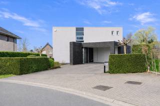 Op zoek naar een comfortabele gezinswoning met vier slaapkamers?Of wens je extra ruimte voor een vrij beroep of thuiswerk? Deze architecturale villa...