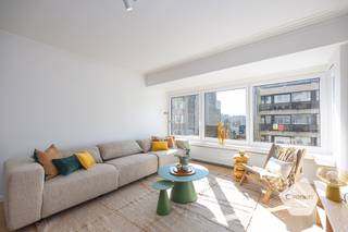 <ul>
	<li>Dit <strong>drie slaapkamer</strong> appartement is gelegen langs de de Rogierlaan, vlakbij het <strong>strand</strong>.</li>
	<li>Vanop de <strong>5<sup>e </sup>verdieping</strong> geniet je er omwille van de grote raampartijen en de gunstige ZW oriëntatie van zeer veel <strong>natuurlijk</strong> <strong>daglicht en zon.</strong></li>
	<li>Het appartement heeft in 2026 een <strong>totaalrenovatie</strong> genoten met zeer kwalitatieve materialen.</li>
	<li>Zijn onder andere aanwezig: <strong>parketvloer</strong>, ingemaakte kasten, mooie inloopdouche, <strong>kwalitatief buitenschrijnwerk</strong>, ...</li>
	<li>De keuken is voorzien van: <strong>hi-macs werkblad</strong>, frigo, diepvries, <strong>inductie kookplaat met inbouw dampkap</strong>, combi-oven en een vaatwas.</li>
	<li>De indeling is als volgt: inkom met vestiaire,<strong> leefruimte met open keuken</strong>, drie slaapkamers, berging, badkamer, toilet, twee terrassen en twee zeer ruime kelderbergingen.</li>
	<li>De residentie zelf is kleinschalig en zeer goed onderhouden.</li>
	<li>Tevens is er een mogelijkheid tot aankoop <strong>garage</strong> vlakbij (€50.000,-).</li>
	<li>De volledig nieuwe meubels kunnen bijkomend aangekocht worden.</li>
	<li>Technische kenmerken: <strong>gunstige EPC-score</strong>, conforme elektrische keuring en asbestvrij attest.</li>
	<li>Dit appartement kan omwille van de ligging en oppervlakte perfect dienen als woonappartement of ruim tweede verblijf.</li>
	<li>Dit appartement is gerenoveerd door Armo Projects.</li>
</ul>