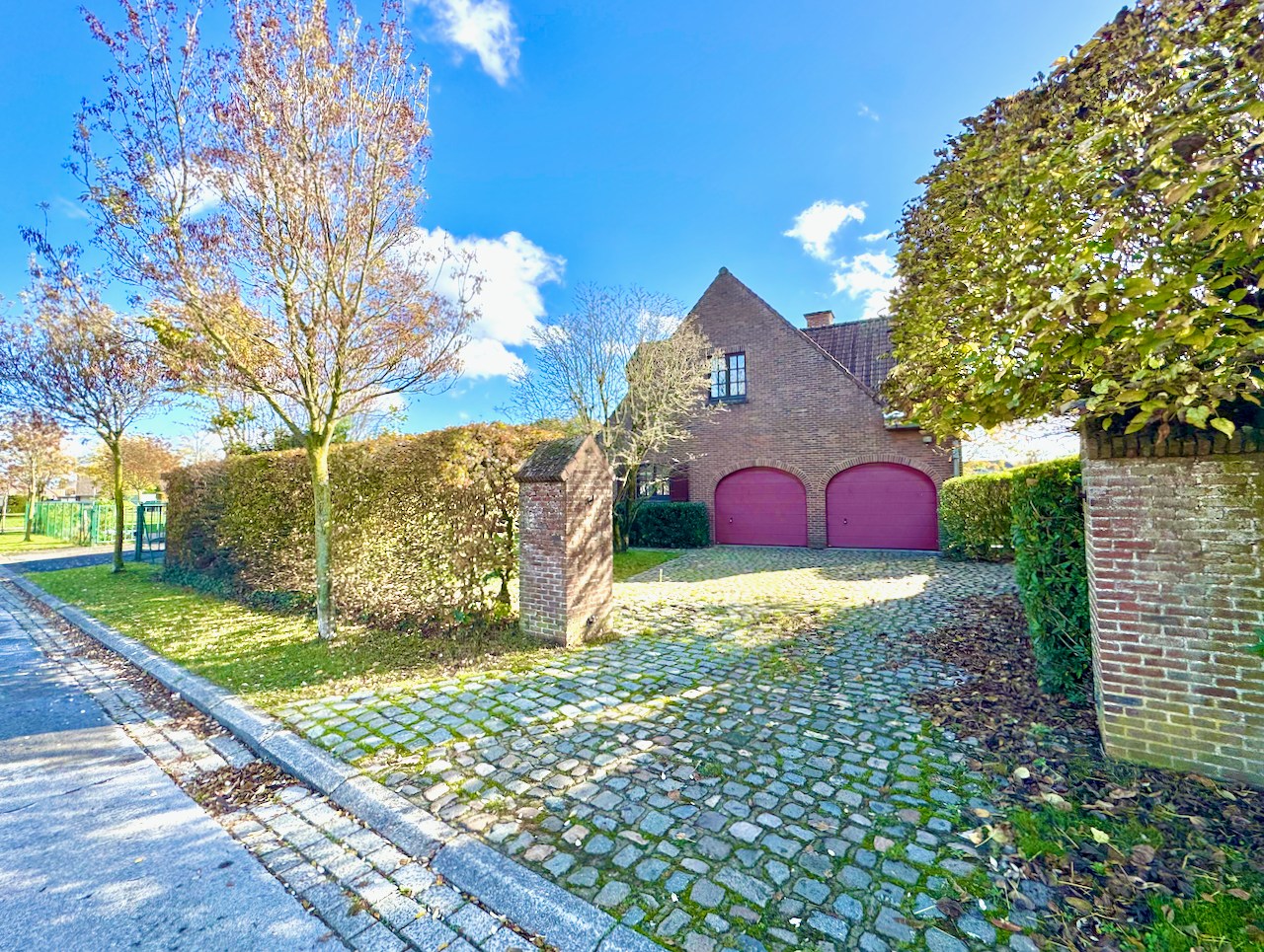 Fantastische open bebouwing met dubbele garage in gegeerde woonwijk te Evergem - foto 1