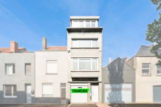 Deze gunstig gelegen gezinswoning biedt tal van mogelijkheden voor u en uw gezin. De woning is rustig gelegen in een residentiële buurt op een steenworp van het centrum, met tevens een vlotte verbinding naar Bredene en de A10. <br /><br />De woning is zorgvuldig onderhouden en kan mits een opknapbeurt een gezellige en ruime gezinswoning vormen. Zo is er eerst en vooral de ruime, inpandige garage die naast parkeergelegenheid ook nog stockageruimte biedt. <br /><br />Op de verdieping is er de woonkamer met eet-en leefgedeelte en aansluitend de functionele keuken. Hier is er tevens een groot terras aanwezig. <br /><br />De woning beschikt op heden 3 slaapkamers, met mogelijkheid tot een extra kamer als stockageruimte, hobbykamer, bureau,… <br /><br />In de badkamer is er tal van ruimte met zowel een douche als ligbad, alsook lavabo en toilet. <br /><br />Dankzij de ligging, grootte en indeling vormt het hier een uitgelezen kans om een gezinswoning naar eigen hand te zetten op een strategische locatie te Oostende. <br /><br />Aarzel niet en neem contact op voor meer info of een afspraak! <br /><br />