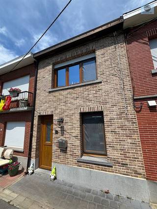 <p><span>WONING MET 2 KAMERS, GARAGE EN TUIN</span></p><p><span>Vraagprijs : 249.000 euro</span></p><p><span> </span></p><p><span>Ideaal gelegen woning nabij stadscentrum Geraardsbergen, winkels, scholen en openbaar vervoer.</span></p><p><span> </span></p><p><span>Beneden treft u de living, keuken, badkamer voorzien van lavabo, toilet en douche.</span></p><p><span> </span></p><p><span>De bovenverdieping bestaat uit 1 grote kamer die gesplitst kan worden en een vaste trap naar de zolderkamer.</span></p><p><span> </span></p><p><span>Vooraan geniet u van een zonnige tuin en een terras aanwezig.</span></p><p><span> </span></p><p><span>TROEVEN : - Epc C = geen renovatieverplicht</span></p><p><span>                      - ideale starterswoning</span></p><p><span>                      - asbestveilig</span></p><p><span>                      - warmtepomp aanwezig</span></p><p><span> </span></p><p><span>Voor info of bezoek bel Dylan op 0489/544.69.99 of mail naar dylan@svena.be</span></p><p><span> </span></p><p><span>Stedenbouwkundig uittreksel/inlichtingen in aanvraag!</span></p><p><span>Deze gegevens zijn louter informatief en wij kunnen niet aansprakelijk gesteld worden voor eventuele onjuistheden.</span></p><p><span>De bewoonbare oppervlakte is slechts indicatief.</span></p><p><span> </span></p><p><span> </span></p>