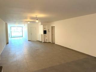 Gelegen Kattendijdok Westkaai nr 30 gelijkvloerse handelsruimte zowel geschikt als winkel of kantoor instapklaar opp +/- 95 voorzien van tegelvoer...