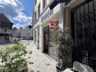 <p><span>Verzorgde instapklare gelijkvloerse winkelruimte met parketvloer.  Horeca niet toegestaan.  Achteraan 2 paskamers, kitchenette en WC.  De trappenhal eerste verdieping is inclusief en kan als stockruimte of bureel worden gebruikt.  Deze winkel is gelegen in de volledig heraangelegde Diesterstraat.<br />Aandeel onroerende voorheffing is ten laste van de huurder en bedraagt forfaitair € 100/maand.  Wilt u deze mooie winkel komen ontdekken ?  Maak dan gerust een afspraak en bel naar 0485 34 56 71.  Ook buiten kantooruren zijn wij bereikbaar.  Of stuur een mailtje naar <span>marleen@mca-vastgoed.be</span></span><span> </span></p>