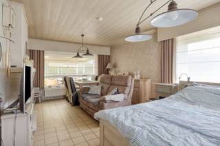 Gelegen in de rustige Zonnestraat bevindt zich deze gezinswoning met 3 slaapkamers. Dankzij de centrale ligging zijn winkels, scholen, openbaar vervoer en horecagelegenheden vlot bereikbaar. Bovendien zorgen de nabijgelegen N103, N18 en N71 voor een uitstekende verbinding met de omliggende gemeenten.<br /><br />Indeling:<br />We betreden de woning via de inkomhal, die toegang biedt tot een berging, een apart toilet, de kelder en de ruime, lichtrijke woonkamer. Aansluitend bevinden zich de keuken en eetkamer. Vanuit de eetkamer heeft u rechtstreeks toegang tot het overdekte terras.<br /><br />Op de eerste verdieping vinden we drie slaapkamers en een badkamer, uitgerust met een wastafel en ligbad.<br /><br />Buiten geniet u van een aangename buitenruimte met diverse praktische voorzieningen. Zo beschikt de woning over een buitenberging/wasplaats, een hondenren en een ruim tuinhuis dat eveneens dienst kan doen als werk- of hobbyruimte.<br /><br />Extra troeven:<br />- Rustige ligging<br />- Voldoende opbergruimte<br />- Ruim tuinhuis met diverse mogelijkheden<br />- EPC-label C<br /><br />Voor meer info of een bezoek contacteer ons via info@vastengoed.be of via 014/72 73 74.<br /><br />Wenst u een gratis schatting van uw eigendom? Contacteer ons via 014/72 73 74.
