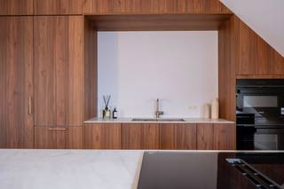Met gepaste trots stellen wij u dit volledig gerenoveerd appartement voor op een toplocatie in het centrum van Hove. Dit appartement met...