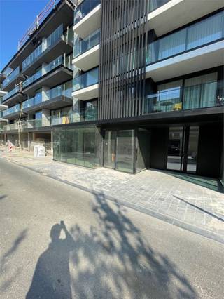 Bent u op zoek naar een energiezuinig high-end winkelpand of kantoor? Delestré Immobiliën verhuurt twee commerciële units in Residentie Lextus in het volle centrum: <br />Unit 282 m² (uitbouw ingebegrepen): 3.700 euro per maand + OV + lasten. <br />Unit 168 m² (uitbouw inbegrepen): 2.500 Euro/Mand + onr.voorh. + lasten. <br />Benieuwd naar dit goed gelegen bedrijfsvastgoed met uitstraling te huur in Nieuwpoort?<br />Contacteer info@immodelestre.be of 054 33 62 52.<br />