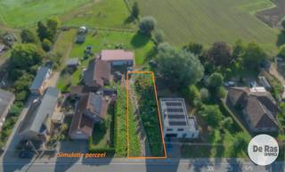 <strong>BERLARE – Mooie bouwgrond voor halfopen bebouwing op een centrale locatie.</strong><br /><br />Dit mooi gelegen perceel bouwgrond bevindt zich langs een centrale verbindingsweg in Berlare, op korte afstand van scholen, openbaar vervoer, winkels en belangrijke invalswegen. Bovendien ligt het perceel nabij het Provinciaal Domein Nieuwdonk, wat zorgt voor een aangename en groene omgeving.<br /><br />Het perceel heeft een totale oppervlakte van 4a 73ca en beschikt over een mooie straatbreedte van circa 11 meter. De bouwmogelijkheden voorzien in een halfopen bebouwing met een maximale bouwdiepte van 15 meter op het gelijkvloers en 12 meter op de verdieping. De maximale kroonlijsthoogte bedraagt 6,50 meter.<br /><br />Voor deze eigendom is een plat dak verplicht en dient het gabarit van het aanpalende perceel te worden gevolgd. Verder wordt voorzien in een bouwvrije strook van minimaal 3 meter, een gevelbreedte van circa 8,4 meter en een onverharde tuinzone van 20 meter. Een garage/carport kan worden gerealiseerd in de achtertuinzone<br />met een oppervlakte van maximaal 30m². In de tuinzone kan voor het overige één vrijstaand gebouw(tuinberging) worden ingeplant op minimaal 1m van de perceelsgrenzen en op minimaal 20m achter de voorbouwlijn. Plaatsing op de perceelsgrenzen is toegestaan bij akkoord van de buur.<br /><br />Bent u op zoek naar een betaalbaar perceel bouwgrond voor de realisatie van een halfopen bebouwing, gelegen in een aangename omgeving met een vlotte bereikbaarheid? Dan is dit perceel zeker het bekijken waard.<br /><br />Voor meer informatie of een bezoek ter plaatse kunt u contact opnemen via 053/60.65.60.