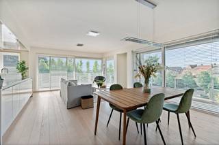 PERFECT ONDERHOUDEN en mooi afgewerkt ruim appartement met 2 slaapkamers, leuk terras genietend van de prachtige omgeving en een extra GARAGE...