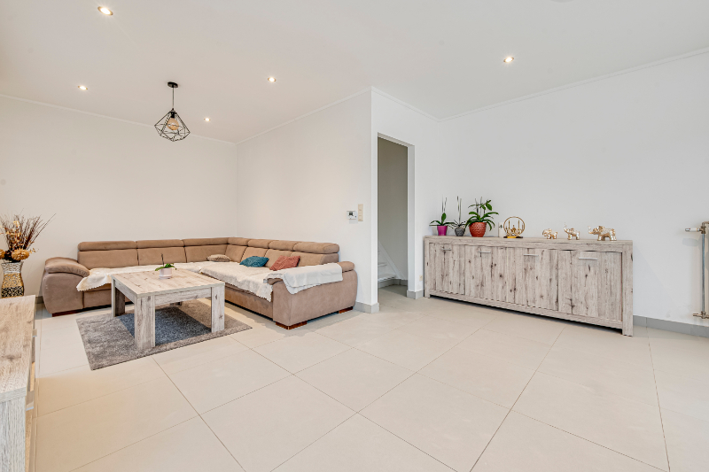 RUIM GERENOVEERD HOEKPAND MET GARAGE EN KNAP DAKTERRAS - TOFFE AANGENAME LIGGING - foto 4