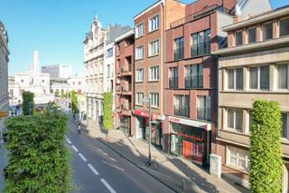 <span><strong>**Investeringsopportuniteit AAA-locatie Leuven**</strong></span><br /><br />In dé Bondgenotenlaan, de verbinding tussen het Leuvense trein,- en busstation en het Leuvense stadscentrum kan je dit handelspand (bj 2011) vinden. De combinatie AAA-locatie, passage en bereikbaarheid maken van deze investeringsopportuniteit een absolute topper. Het pand zelf telt een oppervlakte van 176m² en kunnen we omschrijven als een open en lichtrijke ruimte wat het dagelijks werken in deze ruimte aangenaam maakt. Bijkomend is er een privatieve keuken en twee toiletten. Op heden is het pand verhuurd aan een dienstverlenend kantoor wat u een onmiddellijke en vooral zorgeloze opbrengst zal garanderen, 5,68% netto rendement - 6,42% bruto rendement.<br /><br /><span><strong>Interesse, meer informatie of een bezoek ter plaatse? Dat kan! Contacteer onze Expert Investeringsvastgoed Jacky: 0495 53 46 49 of jacky@connect-immo.be<br /><br /><span>EPC label A ! </span></strong></span>