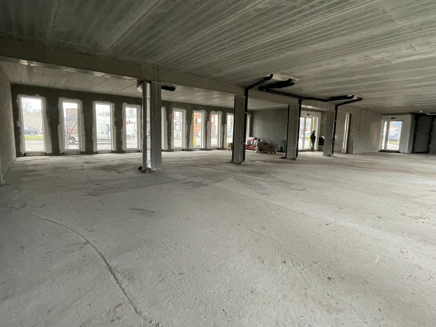 360 m² retail space with excellent visibility near the R0 ring road. - photo 4