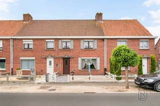 Te koop: woning met garage en uitweg in OostrozebekeIn Oostrozebeke bevindt zich deze op te frissen woning met een praktische indeling, garage en handige uitweg achteraan. Een ideale opportuniteit voor wie een woning volledig naar eigen smaak wil renoveren.Wat maakt dit pand uniek?Via de inkomhal bereikt u de leefruimte met aansluitende eetplaats en de keuken, die volledig naar eigen wens kan worden ingericht. Daarnaast nog een badkamer. Boven vindt u drie slaapkamers. Daarnaast beschikt de woning over een kelder en een ruime zolder, ideaal als extra bergruimte of met potentieel voor verdere inrichting.Een absolute troef is de uitweg achteraan, die rechtstreeks toegang geeft tot de garage en zorgt voor extra parkeergemak.Voor wie is dit ideaal?Ideaal voor mensen die op zoek zijn naar een woning met veel potentieel op een rustige ligging in Oostrozebeke.Te koop via Immo Beguin, jouw vastgoedexpert sinds 2009, met kantoren in Ronse, Waregem, Kortrijk, Deinze, Doornik en Lessines.Meer info of bezoek aanvragen via: luna@immobeguin.be