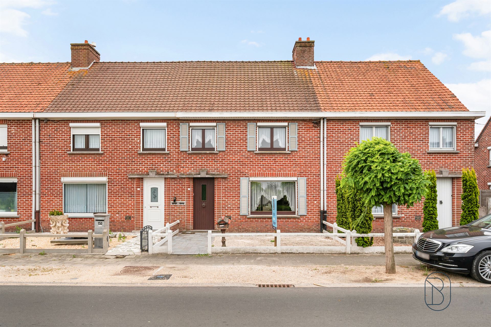Woning met garage en uitweg in Oostrozebeke - foto 1