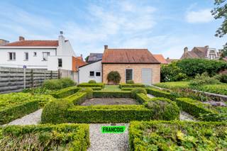 In het bosrijke Merkem, centraal gelegen tussen Diksmuide en Ieper, bevindt zich een gerenoveerde woning dat werd uitgebaat als kantoor.Het...