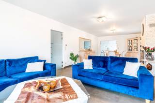 Voor meer info en foto’s, surf naar www.swevers.be – Ontdek deze ruime en instapklare halfopen bebouwing uit 2013 in de Schootstraat 2 te Heusden-Zolder. Met een bewoonbare oppervlakte van 274 m², vijf slaapkamers, drie badkamers en een perceel van 9a 81ca biedt deze woning volop ruimte en wooncomfort. De zonnige tuin met overdekt terras en een vrijstaande garage met kelder zorgen voor extra gebruiksgemak. De gelijkvloerse verdieping omvat een lichtrijke leefruimte van 47 m², een volledig uitgeruste keuken van 32 m², een praktische berging en een douchekamer. Op de eerste verdieping vindt u vier slaapkamers en een ruime badkamer. De grootste slaapkamer heeft toegang tot een dakterras van 30 m². De tweede verdieping herbergt een royale slaapkamer met eigen badkamer, ideaal als master bedroom of studio. De tuin biedt optimale privacy en de zuidelijke oriëntatie is perfect voor zonnige dagen. De brede oprit en nabijheid van winkels, scholen, openbaar vervoer en natuur maken dit huis compleet. Voor meer informatie, bel 011 255 155. Bron bewoonbare oppervlakte: EPC – verslag.