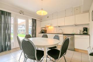 Dit gelijkvloers appartement in residentie 'Dahlia' biedt alle comfort voor een ontspannen verblijf met het hele gezin. Gelegen in een groene en rustige omgeving, kijkt het appartement uit op een prachtige binnentuin. Strand en zee bevinden zich op wandelafstand (± 800 m) en er is voldoende parkeergelegenheid op het domein.Park Atlantis heeft voor elk wat wils met onder andere tennisbanen, speeltuintjes en een petanqueveld. Een ideale locatie voor wie wil genieten van zon, zee en natuur.Het appartement beschikt over een ruim, zonnig zuidgericht terras en een lichtrijke woonkamer die naadloos aansluit op de open, volledig vernieuwde en moderne keuken, uitgerust met vaatwasmachine. Verder zijn er twee slaapkamers: één met twee stapelbedden en één met een tweepersoonsbed. Daarnaast zijn er twee douchekamers, elk voorzien van douche, lavabo en toilet.Momenteel wordt het appartement verhuurd op vakantiebasis en genereert het een mooi huurrendement van circa €700 netto per maand, wat het ook zeer interessant maakt als investering.Troeven:* Nieuwe pvc-ramen met hoogrendementsglas* Wordt gemeubeld verkocht* Groene en rustige omgeving* Ruim en zonnig terras* Interessant huurrendementDe kosten voor de nieuw aan te leggen terrassen zijn reeds volledig bekostigd. Renovatieplicht van toepassing.Geen domicilie mogelijk.📞 Contacteer Lorenzo voor een bezoek: 0492 08 08 08 – lorenzo@correctvastgoed.be👉 Online schattingstool: https://www.correctvastgoed.be/schatting