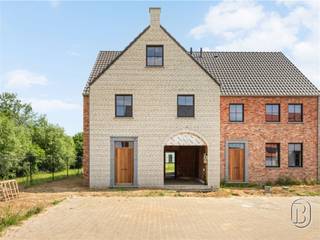 Kwalitatieve energiezuinige pastorij-nieuwbouwwoning met 3 (of mogelijkheid tot 4/5) slk, tuin en garage (of mogelijkheid van carport)Goedgelegen te Astene, nabij invalswegen, scholen en openbaar vervoer.INDELING: inkom en traphal, toilet, grote lichtrijke leefruimte met open geïnstalleerde keuken, berging en wasplaats, handige garage. Verder beschikken de woningen over een mooie tuinzone die aangelegd kan worden.Op de verdieping bevinden er zich 3 slaapkamers en de badkamer.TROEVEN: kwalitatieve afwerking, direct instapklaar, energiezuinig, zonnepanelen, dubbele beglazing mogelijkheid tot afwerken ruime zolder.Een bezoek is zeker mogelijk, neem contact met Emiel via: emiel@immobeguin.be*Prijzen zijn exclusief kosten (BTW, Registratierechten, Aansluitingskosten,...)