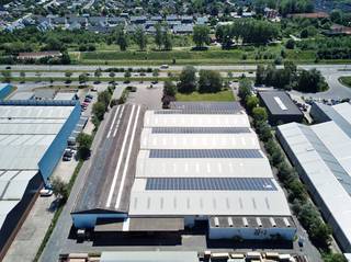 Dit magazijn met kantoor is gelegen in Gent langs de R4 en zeer vlot bereikbaar. Het bedrijfsgebouw heeft een mooie voortuin en ruime parking.Oppervlaktes:- Atelier/magazijn: 2.850 m² - Kantoren: 900 m²Bouwjaar:1971Specificaties:- Vloer: beton en betontegels- Staalstructuur- Warmteluchtblazers- Nokhoogte atelier: 8,5 m- Vrije hoogte atelier: 6 m- Geautomatiseerde poorten- Poort vooraan B: 4,5 m en H: 5 m- Vermogen: 450 KVA- 3*400V+N- Opstalrecht voor zonnepanelen op het dak Beschikbaarheid: Onmiddellijk beschikbaar.Bent u geïnteresseerd in dit bedrijfsgebouw bestaande uit magazijnen en kantoren te huur in Gent? Aarzel dan niet om ons te contacteren via 09 245 35 35.