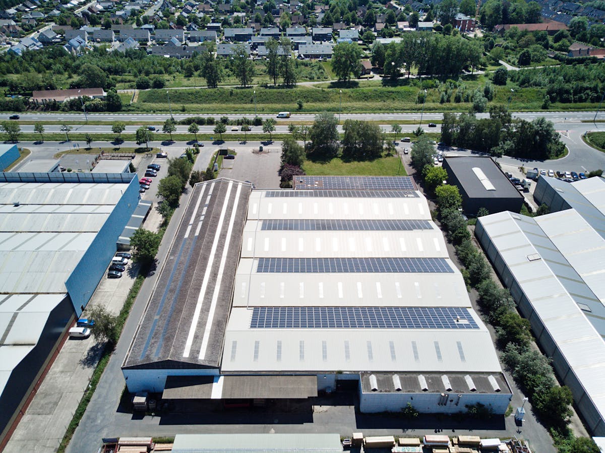 Bedrijfsgebouw (3.750 m²) met zichtlocatie langs R4 te Gent - foto 1