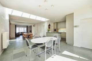 <p><strong>Instapklare woning met 2 slaapkamers in hartje Vorselaar. EPC: label C (218 kWh/m²). Elektriciteit is conform.</strong><strong><br /><br />Ligging</strong>: <strong>:<span> </span></strong><span>Gunstige ligging in het centrum van Vorselaar. Op wandelafstand van de markt, scholen, winkels en openbaar vervoer.</span><br /><br /><strong>Indeling</strong>: <strong>0:</strong> inkomhal, woonkamer, eetkamer, keuken, berging, badkamer <strong>+1:</strong> 2 slaapkamers, dressing, toilet <strong>+2:</strong> grote zolder. <strong>Buiten:</strong> Tuin/terras</p>
<p><strong>Omschrijving</strong>: Deze prachtige woning, ontworpen door architect<strong> </strong>Anja Vissers, een gerenommeerd architecte uit de regio, combineert een doordachte architectuur met een aangename woonbeleving. Dankzij de ruime leefruimtes, grote raampartijen en open indeling geniet u hier van een bijzonder gevoel van ruimte, licht en comfort. Bij het betreden van de woning komt u in de ruime inkomhal. Van hieruit heeft u toegang tot de woon- en eetkamer, die in verbinding staat met de open keuken. De keuken is uitgerust met de nodige voorzieningen en sluit mooi aan bij de leefruimte. De grote raampartijen zorgen voor veel natuurlijke lichtinval en geven de woon- en eetkamer een aangenaam en open karakter. Vanuit de eetkamer is er rechtstreeks toegang tot de tuin, waardoor er een vlotte verbinding ontstaat tussen de binnen- en buitenruimte. Op het gelijkvloers bevindt zich daarnaast een badkamer. Op de eerste verdieping bevinden zich twee slaapkamers, een toilet en een dressing met ingemaakte kasten. De ruimtes kunnen naar eigen behoefte worden ingericht en bieden voldoende opbergruimte. De tweede verdieping bestaat uit een ruime zolderverdieping. Deze biedt, afhankelijk van de behoeften van de nieuwe eigenaar, mogelijkheden om bijkomende kamers of een andere polyvalente ruimte te creëren. De woning biedt hierdoor verschillende mogelijkheden en kan aangepast worden aan de noden van een gezin, zowel vandaag als op langere termijn. De combinatie van de ruime leefruimtes, de tuin en de extra ruimte op de zolderverdieping maakt dit een woning met een interessante indeling en uitbreidingsmogelijkheden.<br /><br /><strong>Extra troeven:</strong><br />- Elektrische zonneluifel<br />- Elektriciteit conform<br />- Gunstige locatie<br /><br /><strong>Bijzondere informatieplicht:</strong> in aanvraag.<br /><br /></p>
