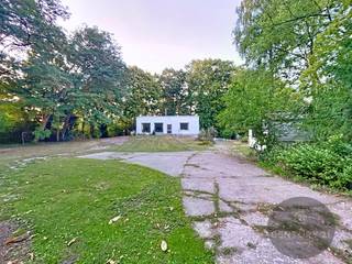 De te renoveren woning van 165m² heeft een tuin van 3944m² en nog een stuk bouwgrond van 267m².Oppervlaktes zijn volgens gegevens kadaster.Mogelijks...