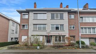 Immo3000 heeft een uiterst gunstig 1 slaapkamer appartement te koop inclusief garagebox en giga zolderberging.<br />Het appartement is gelegen op het gelijkvloers en werd de laatste jaren in zijn geheel verbouwd.<br />Nieuwe ramen, condenserende centrale verwarming, spouwmuurisolatie, etc etc.<br />Je komt binnen in de inkomhal met rechts de ruime leefruimte met living en eetkamer.<br />Centraal in het appartement vinden we de knappe badkamer met douche.<br />Achteraan de grote slaapkamer en ingerichte keuken met doorgang naar het terras.<br />Inclusief de prijszetting koop je een ruime garagebox en zeer grote berging op de bovenste verdieping.<br />Benieuwd? Bel 016 60 3000 en kom een kijkje nemen.