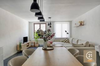 Ontdek dit charmante duplex appartement in de Hoegaardenstraat 9 te Tienen, ideaal gelegen in het hart van de stad. Hier woont u op wandelafstand van winkels, supermarkten, horeca, openbaar vervoer en andere dagelijkse voorzieningen. Bovendien bereikt u de oprit van de E40 in slechts enkele minuten, wat zorgt voor een vlotte verbinding naar Leuven, Brussel en Luik. <br /><br />Met een bewoonbare oppervlakte van 76 m² biedt dit instapklare appartement een aangename en praktische indeling. Op de benedenverdieping bevinden zich de lichtrijke leefruimte, de verzorgde badkamer en de overige woonfuncties, terwijl de ruime slaapkamer zich op de duplexverdieping bevindt en extra privacy biedt. Dankzij de goede staat van onderhoud kunt u zonder zorgen onmiddellijk verhuizen. <br /><br />Het appartement maakt deel uit van een kleinschalig gebouw zonder lift, wat resulteert in het grote voordeel dat er geen syndicale kosten zijn. Het EPC met label C garandeert bovendien een degelijke energieprestatie. Bent u op zoek naar een comfortabele woonst of een interessante investering op een toplocatie in Tienen? Dan is dit duplex appartement zeker een bezoek waard.<br /><br />Interesse? Neem contact op met Thomas via thomas@sophimo.be of 0499 22 99 24!