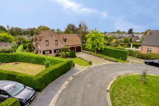 Mooie klassieke villa, ideaal gelegen in een doodlopende straat van een gegeerde residentiële wijk, op een zuidgericht perceel van 10a03ca.<br /><br />De woning biedt mooie volumes, veel lichtinval en een polyvalente indeling. Op het gelijkvloers leidt een ruime inkomhal met vestiaire en apart toilet naar een lichtrijke leefruimte met open plafond tot in de nok en een open haard, evenals een volledig ingerichte keuken met recente toestellen. Twee slaapkamers (14 m² en 13 m²) en een badkamer vervolledigen dit niveau, dat dankzij de indeling ook perfect kan functioneren als afzonderlijke leefruimte voor ouders, oudere kinderen, gasten of een professionele activiteit. <br /><br />Op de eerste verdieping bevindt zich een open mezzanine die kan dienen als bureau of speelruimte, drie bijkomende slaapkamers — waarvan één met privatieve badkamer en ingemaakte kasten — en een douchekamer.<br /><br />De zuidgerichte tuin biedt een aangename buitenruimte. Het terras van 21 m², deels overdekt, beschikt over een ingebouwde barbecue. Een garage voor twee wagens en een uitzonderlijke droge kelder van 85 m² — ideaal voor stockage, atelier of wijnkelder — maken het geheel compleet.<br /><br />Modern comfort: airconditioning, condenserende gasketel en overal dubbele beglazing. Elektrische installatie conform. Asbestveilig. EPC: D.